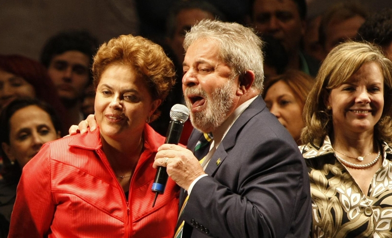 Dupla em ação: Lula e Dilma Rousseff, ao lado de Gleisi Hoffmann, em comício realizado em Curitiba durante campanha presidencial de 2010 | Jonathan Campos/ Gazeta do Povo