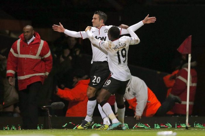 Van Persie comemora com Welbeck o gol salvador de empate do Manchester United contra o West Ham | Kerim Okten / EFE