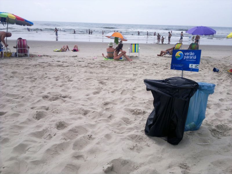 Revolvimento da areia da praia é feito durante o período da noite | Gisele Barão/Gazeta do Povo