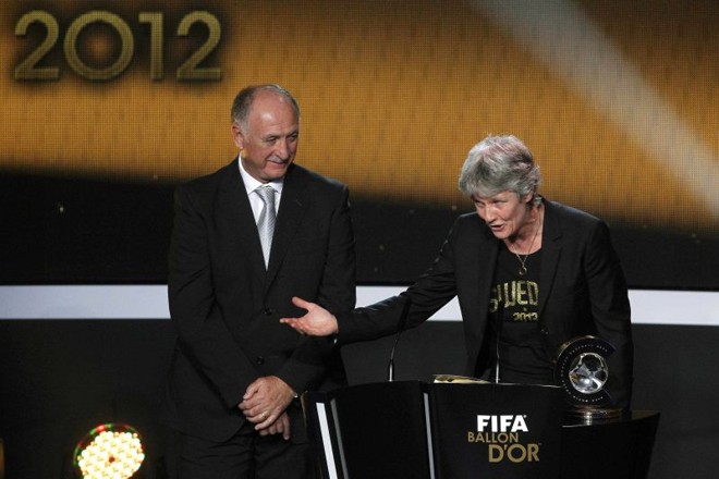 A melhor técnica no futebol feminino foi Pia Sundhage, dos EUA. Ela até cantou durante seu discurso | 