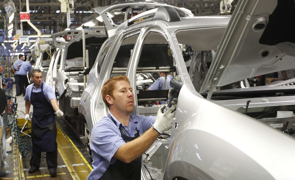 Operários trabalham na linha de produção da Renault, em São José dos Pinhais, na Região Metropolitana de Curitiba | Reuters/Rodolfo Buhrer