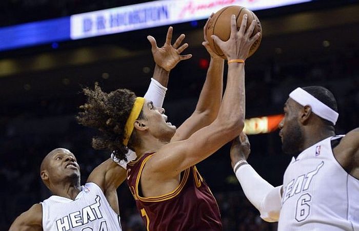 Por causa da contusão no joelho, Anderson Varejão está há dez partidas sem jogar pelo Cleveland Cavaliers | Reuters