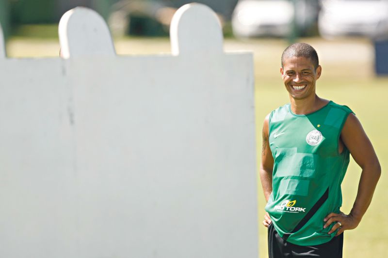 Alex durante treinamento de cobranças de falta no CT da Graciosa: meia, que reestreia oficialmente hoje pelo Coritiba, aposta na bola parada | Henry Milleo/Gazeta do Povo