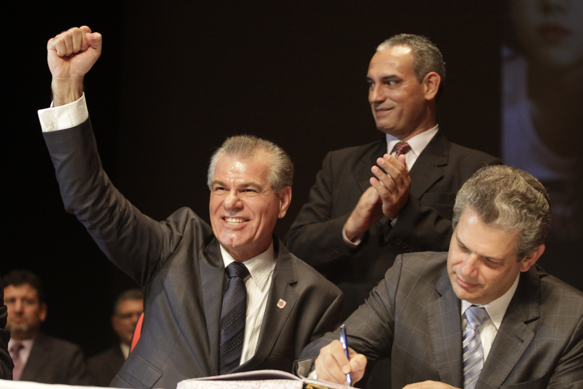 O novo prefeito de Maringá vibra pouco antes de assinar a ata da sessão solene de posse | Walter Fernandes / Gazeta Maringá