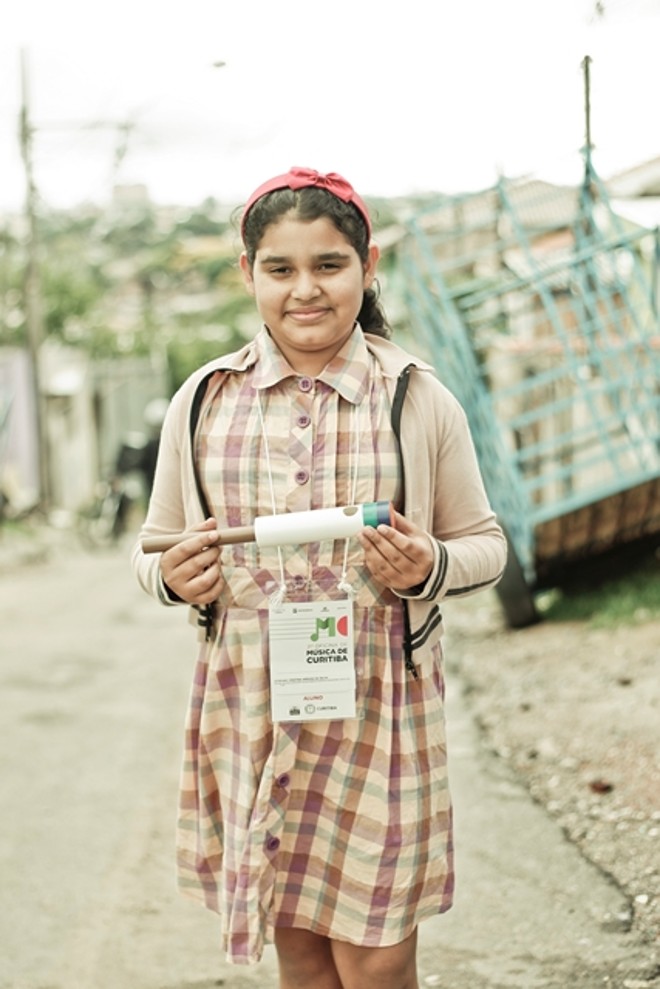 Instrumentos feitos com material reciclado anima crianças da Vila das Torres | 