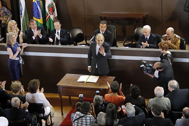 Gustavo Fruet durante assinatura de termo que o torna apto a assumir o cargo de prefeito pelos próximos quatro anos | 