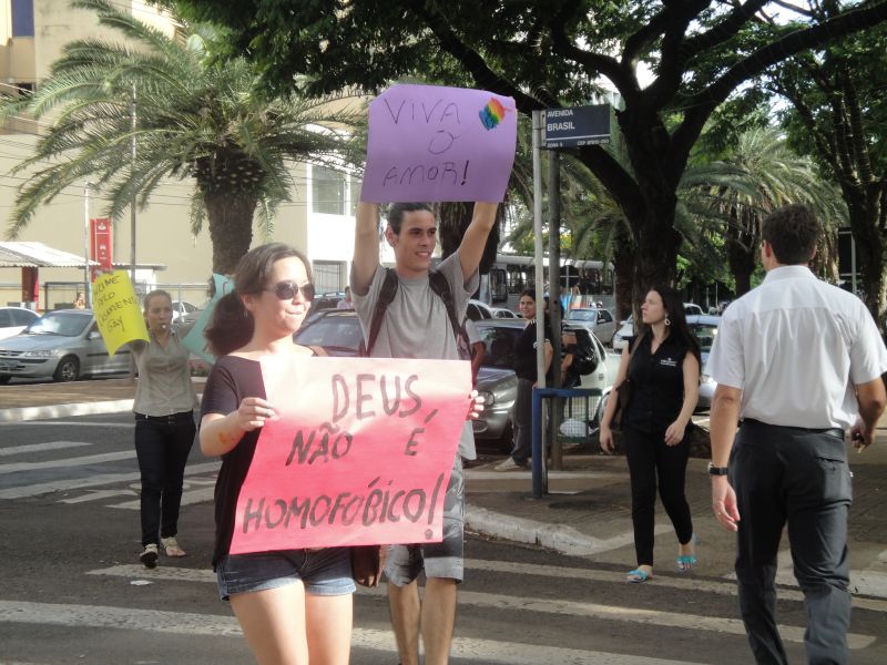 Protesto reuniu cerca de 40 pessoas no centro da cidade | Tatiane Salvático/ Gazeta Maringá