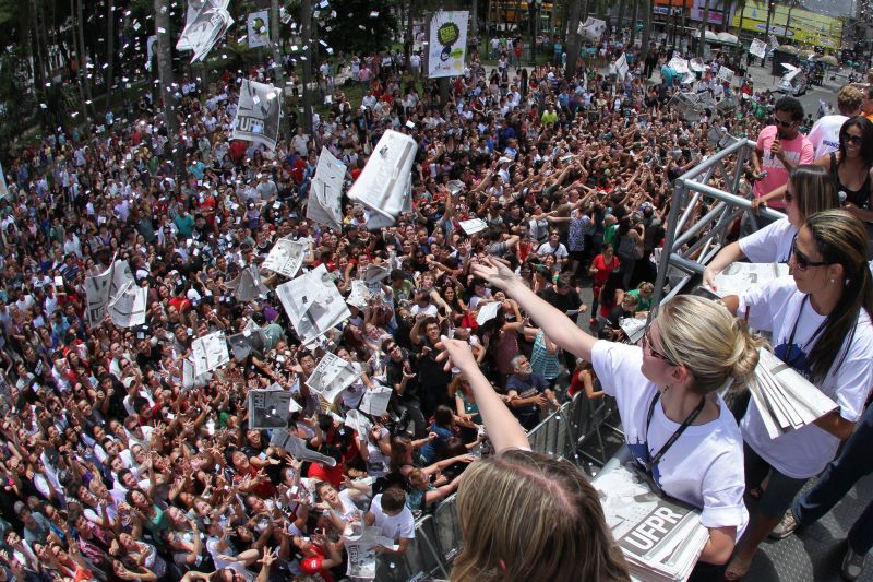 A partir das 14 h, na Praça Carlos Gomes, haverá a distribuição de edição extra da Gazeta com os nomes dos aprovados | Daniel Castellano/Gazeta do Povo