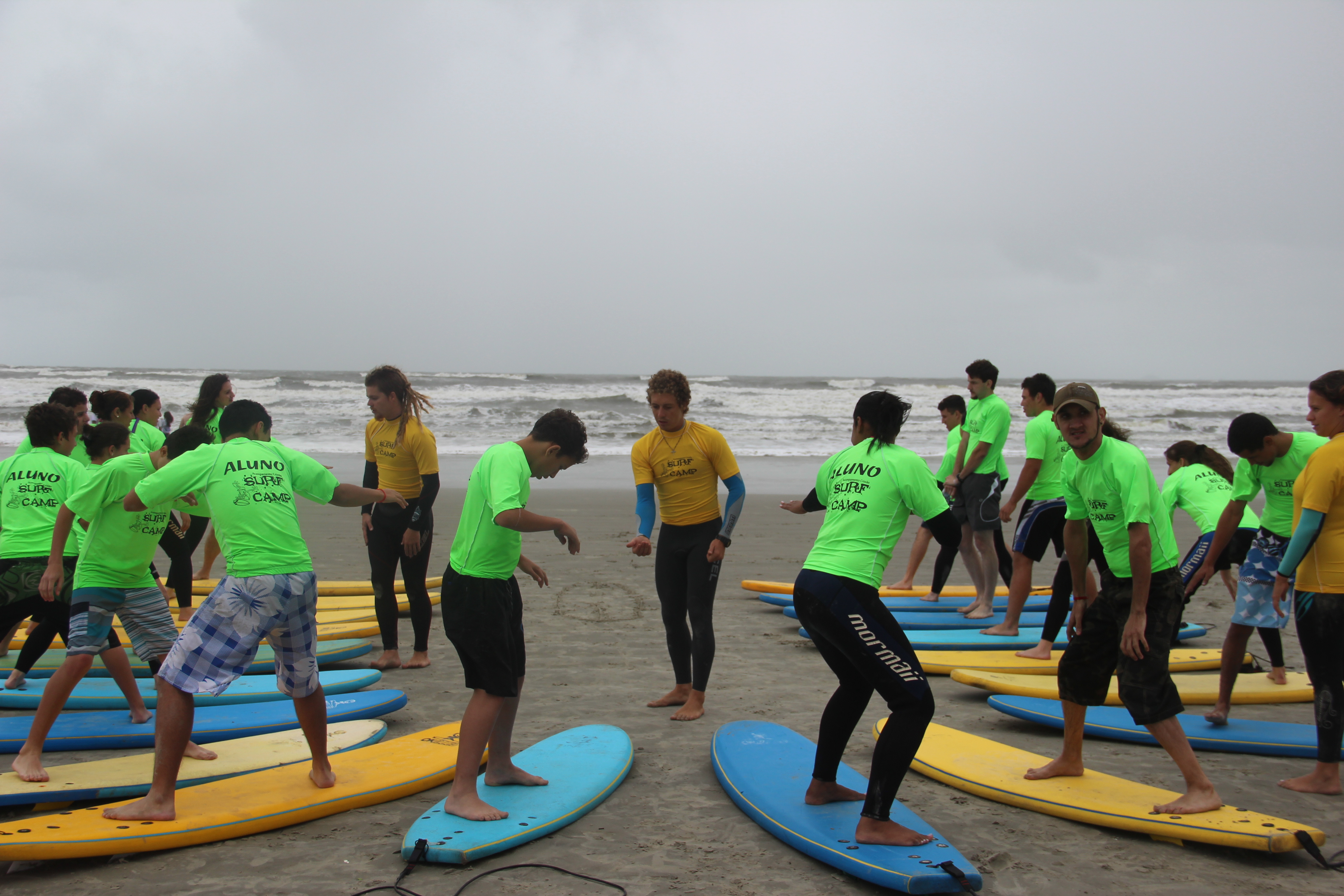 A ideia é aprender a surfar em uma semana, diz o diretor do acampamento | Divulgação