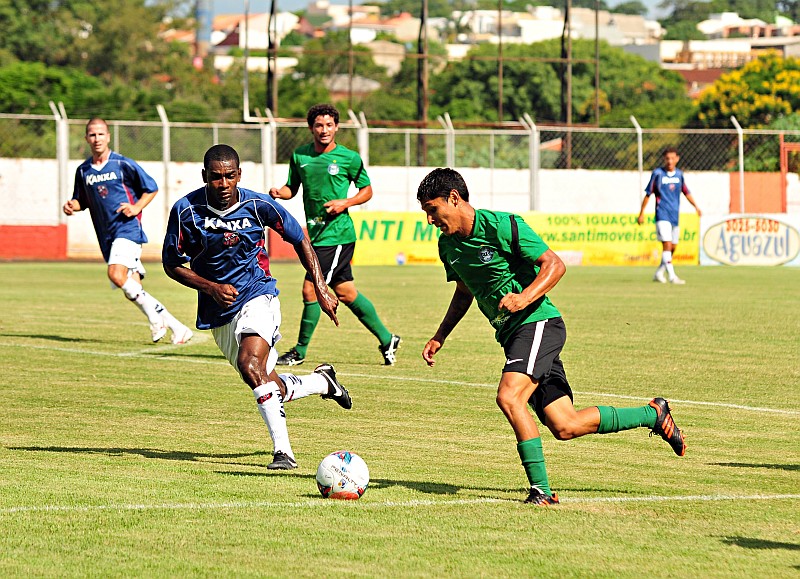 Raúl Ruidíaz tenta finalizar no jogo-treino contra o Toledo, em Foz do Iguaçu: Coxa ficou no 0 a 0 | Marcos Labanca / Agência de Notícias Gazeta do Povo