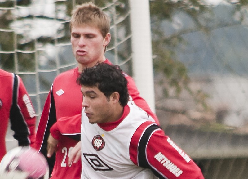 Zezinho, de branco, e Héracles, de vermelho, são dois dos vários jogadores em busca de reabilitação no sub-23 atleticano | Marcelo Andrade / Agência de Notícias Gazeta do Povo