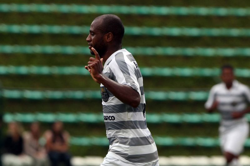 Leandro comemora o gol da vitória do J. Malucelli sobre o Cianorte | Walter Alves / Gazeta do Povo