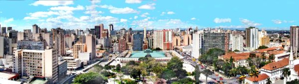 Foto panorâmica, feita em quatro imagens, da Praça Rui Barbosa tendo ao seu redor parte do centro de Curitiba. Esta imagem foi gravada em 23 de agosto de 2012 por José Kalkbrenner Filho | 