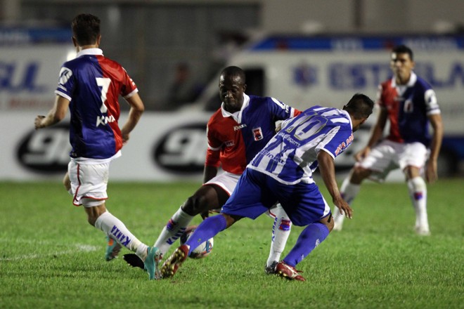 Neverton foi o grande destaque do jogo |