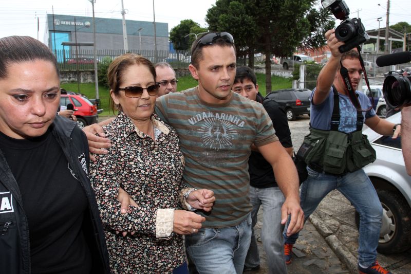 Ana Maria chega à delegacia amparada pelo filho, Márcio: ela alegou saúde debilitada para não prestar esclarecimentos | Luciano Mendes/ Gazeta do Povo