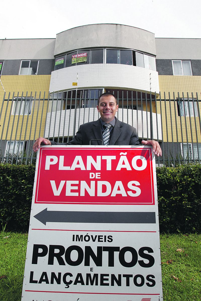 Thiago Gabardo deixou a profissão de técnico em eletrônica para vender imóveis usados há três anos e não reclama da troca | Daniel Castellano/ Gazeta do Povo