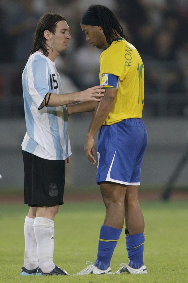 Messi consola Ronaldinho Gaúcho após a Argentina vencer o Brasil na semifinal da Olimpíada de Pequim, em 2008 |