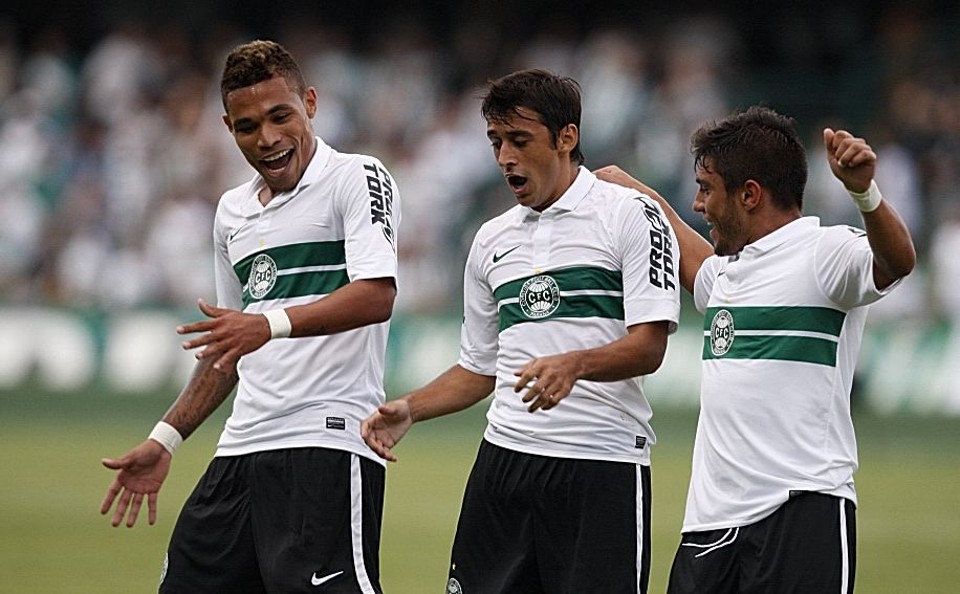 Robinho (meio) comemora com Junior Urso e Primão o primeiro gol do Coxa | Hugo Harada / Gazeta do Povo