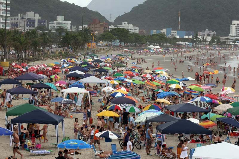 Praia Central de Guaratuba ficou lotada neste sábado (5). Fluxo de veranistas foi um dos motivos apontados para a piora na balneabilidade das praias do Paraná | Walter Alves/Agência de Notícias Gazeta do Povo