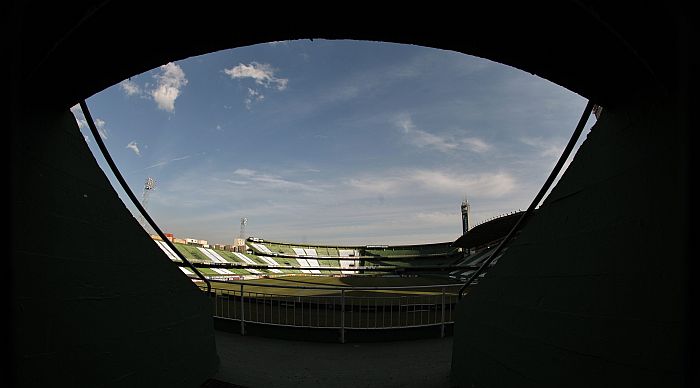 Segundo diretoria atleticana, exigências do Coritiba iviabilizaram os clássicos no Couto Pereira | Daniel Castellano / Gazeta do Povo e Lucas Lima / A Tribuna
