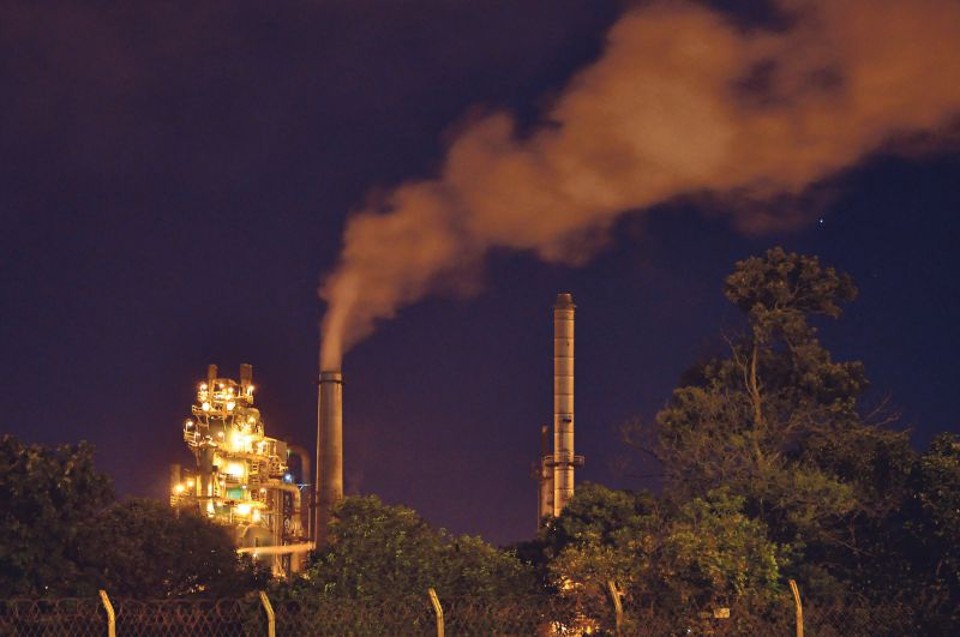 A refinaria da Petrobras em Araucária: câmbio e alta no preço do óleo tornaram urgente o aumento | Felipe Rosa/ Gazeta do Povo