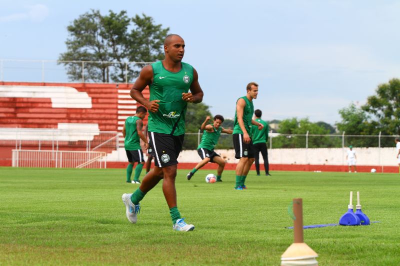 O atacante Deivid treina sob o forte calor de Foz nesta quinta-feira | Divulgação Coritiba
