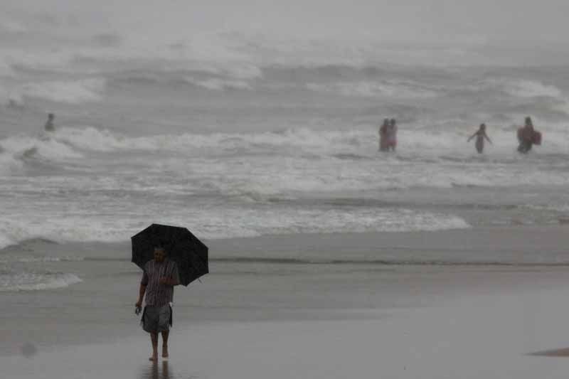 Praia vazia nesta quarta-feira por consequência do mau tempo | Walter Alves/Agência de Notícias Gazeta do Povo