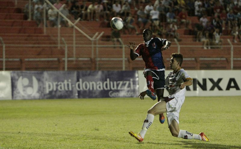 Néverton disputa a bola com defensor do Toledo | Cesar Machado / Vale Press