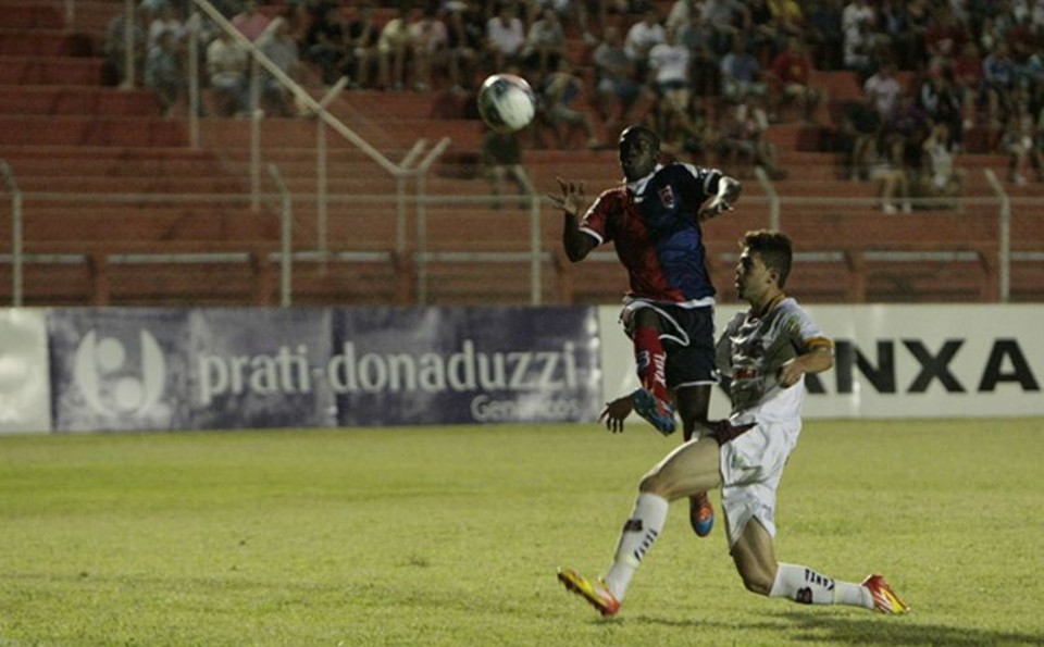 Néverton disputa a bola com defensor do Toledo | Cesar Machado / Vale Press