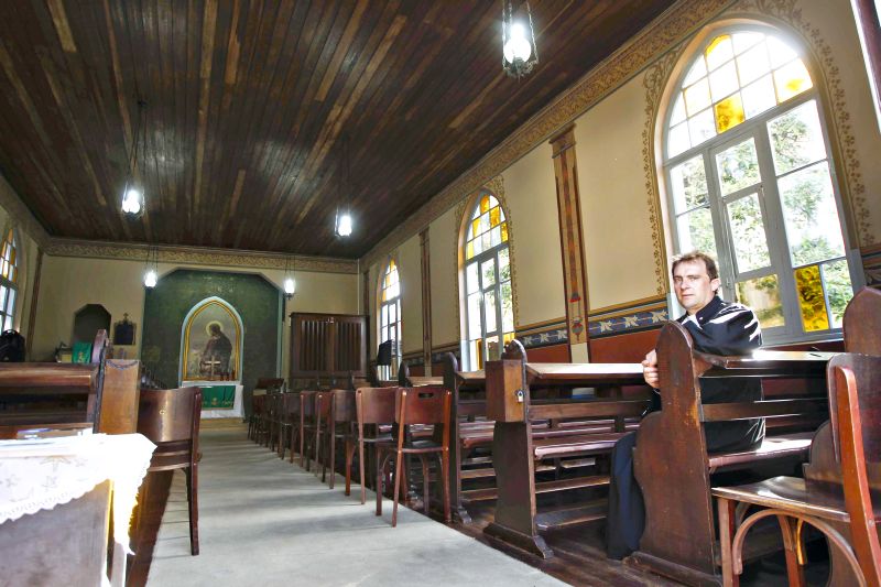 O pastor Edgar Leschewitz no interior da Igreja de Cristo, no São Francisco: ainda um desconhecido | Daniel Castellano/ Gazeta do Povo