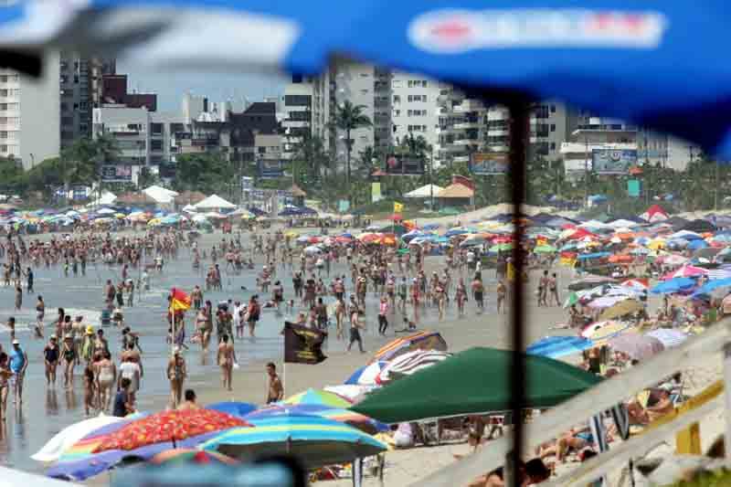 Veranistas lotam praia de Caiobá, em Matinhos, nesta terça-feira | Walter Alves/Agência de Notícias Gazeta do Povo