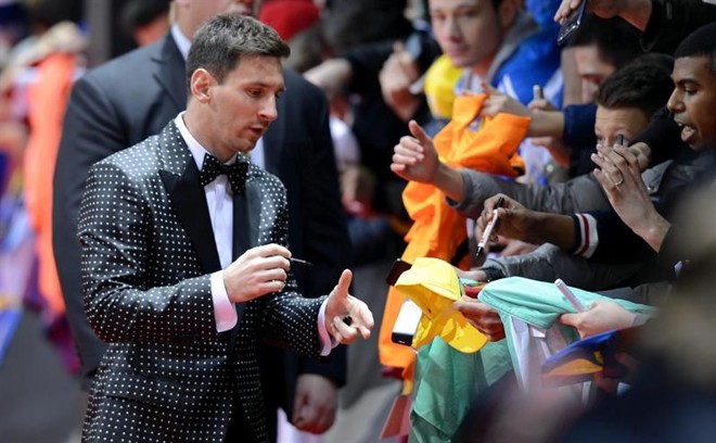 Messi e seu terno de bolinhas chamaram a atenção logo na chegada na cerimônia em Zurique | 