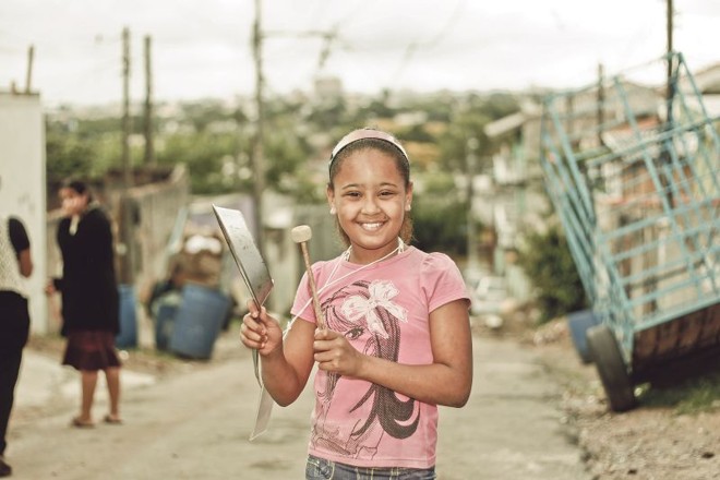 Instrumentos feitos com material reciclado anima crianças da Vila das Torres |