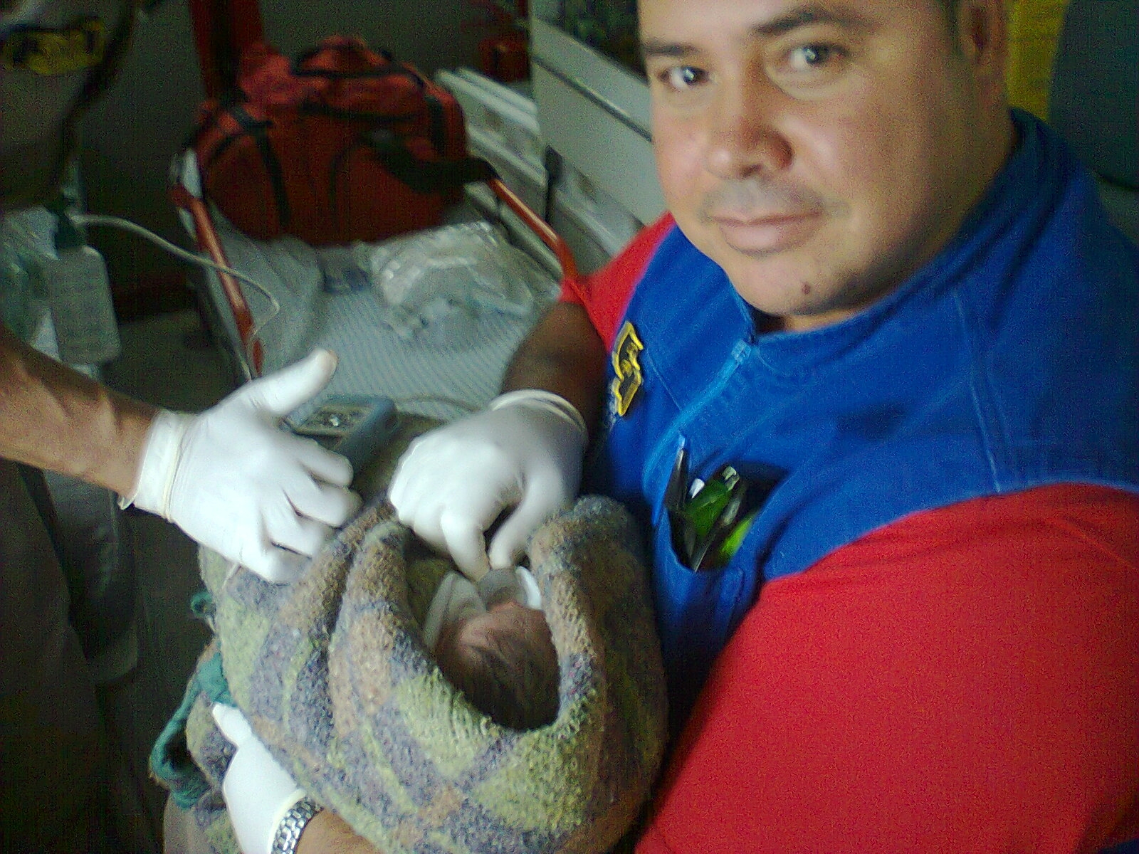 Menino de apenas algumas horas de vida foi resgatado de dentro de um bueiro por um pedreiro e socorrido pelos Bombeiros | Divulgação / Corpo de Bombeiros de Maringá