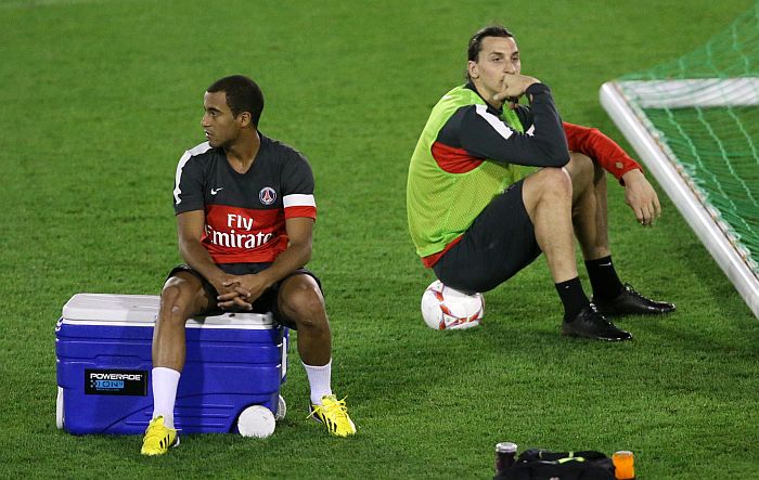 Lucas ao lado de Ibrahimovic no primeiro treino do PSG: brasileiro foi elogiado pelo sueco | AFP