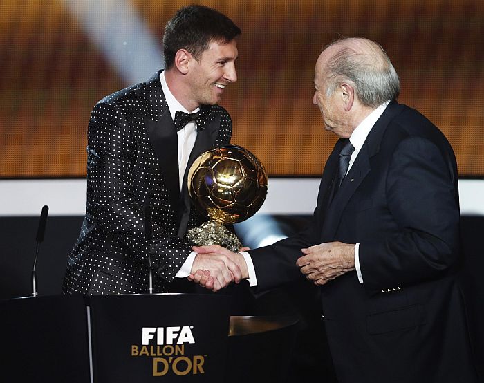 Messi recebe o prêmio de melhor do mundo das mãos do presidente da Fifa, Joseph Blatter | Reuters