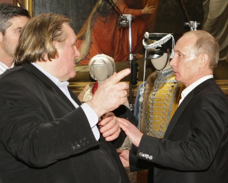 O ator francês Gerard Depardieu (à esquerda)conversa com o primeiro-ministro russo Vladimir Putin | REUTERS/Alexei Nikolsky/RIA Novosti/Pool/Files