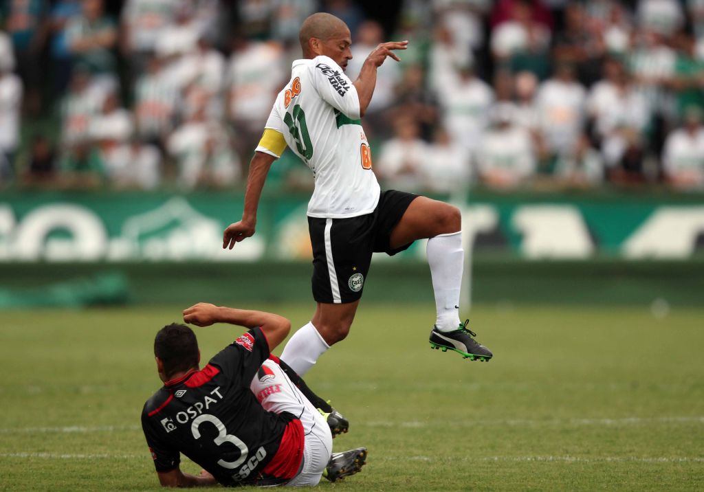 Alex também sofreu com a marcação argentia | Walter Alves/Gazeta do Povo
