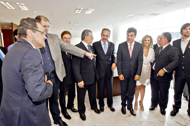 Henrique Alves (na esquerda): denúncias não impedem que ele agregue tucanos e petistas | Daniel Castellano/Gazeta do Povo