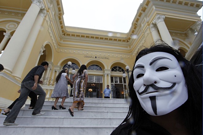 Grupo Anonymous em protesto na Câmara Municipal | 