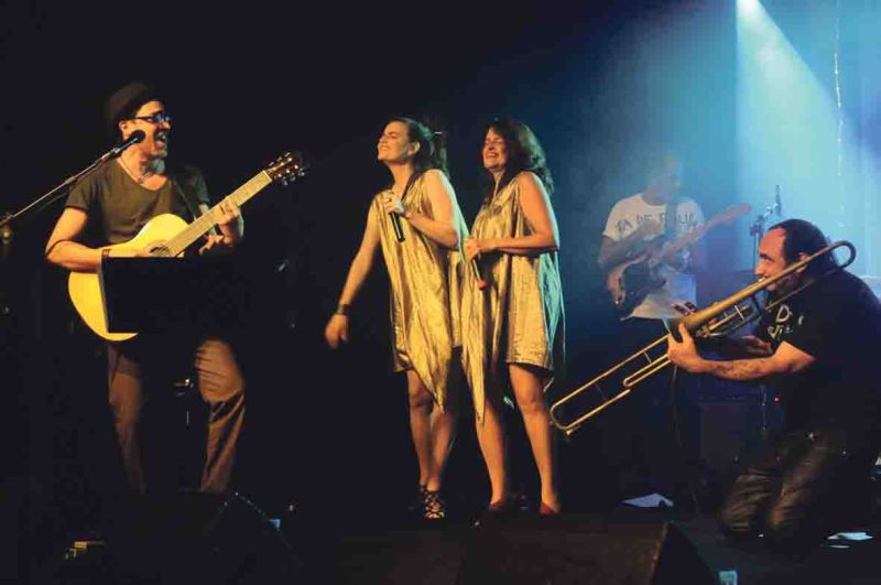 Moska se apresenta ao lado da banda Isca de Polícia no Rio de Janeiro | Ana Andrade/Divulgação