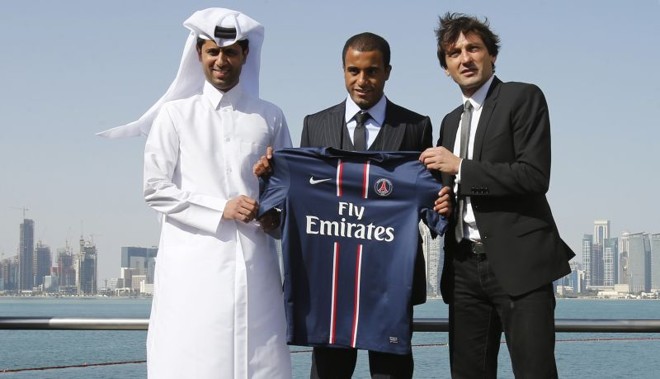 Lucas ao lado do presidente Nasser al-Khelaifi e do diretor de futebol Leonardo | 