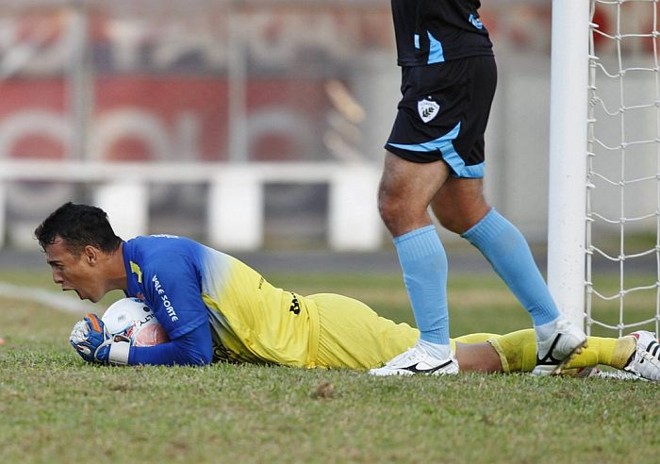 Goleiro Danilo foi um dos destaques do Londrina diante do Paraná |