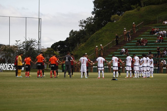 Jogadores dão as mãos no minuto de silêncio para as vítimas das trajédia de Santa Maria | 