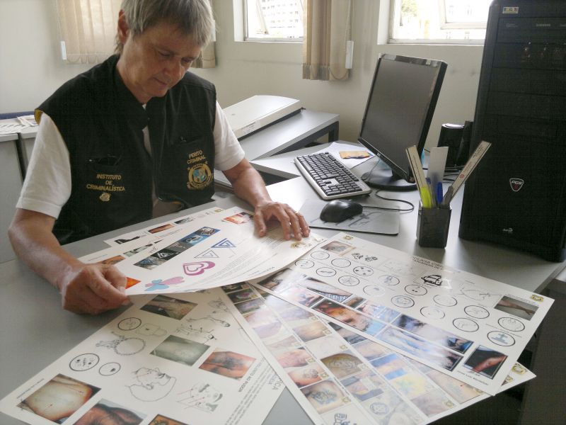 O policial Jorge Werzbitzk escreve um livro sobre as tatuagens: pontos e traços decifrados | Patricia Pereira/Gazeta do Povo