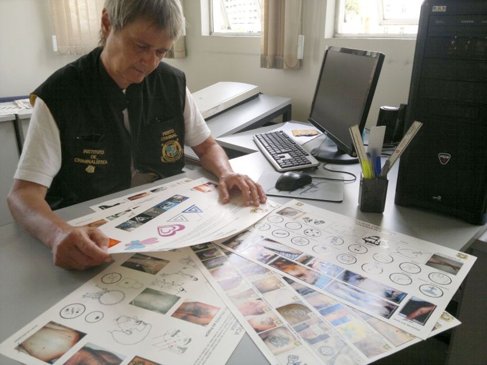 O policial Jorge Werzbitzk escreve um livro sobre as tatuagens: pontos e traços decifrados | Patricia Pereira/Gazeta do Povo