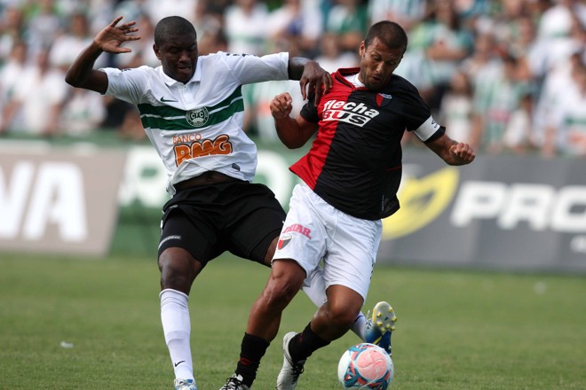 Jogo foi de muita marcação e cinco expulsões |