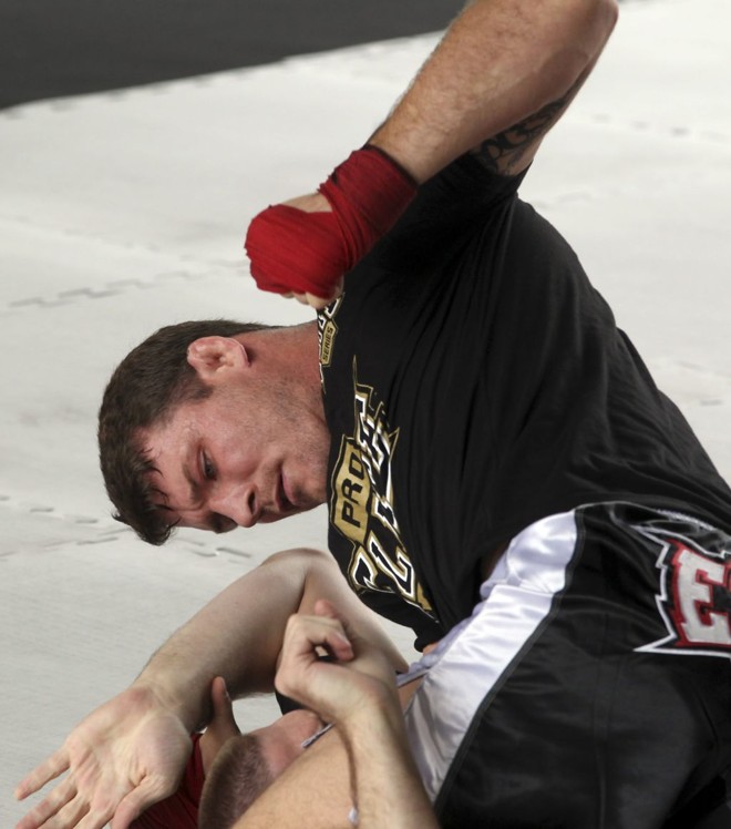 Bisping pega pesado no treino aberto |
