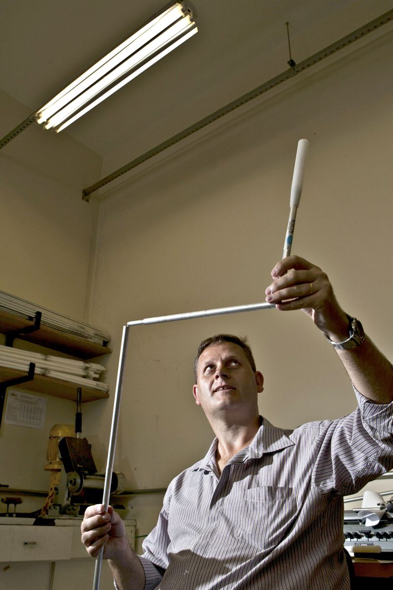 Claiton Warnk, coordenador do Prota: fabricação de bengalas dobráveis para cegos foi a primeira iniciativa do programa | Marcelo Andrade/ Gazeta do Povo