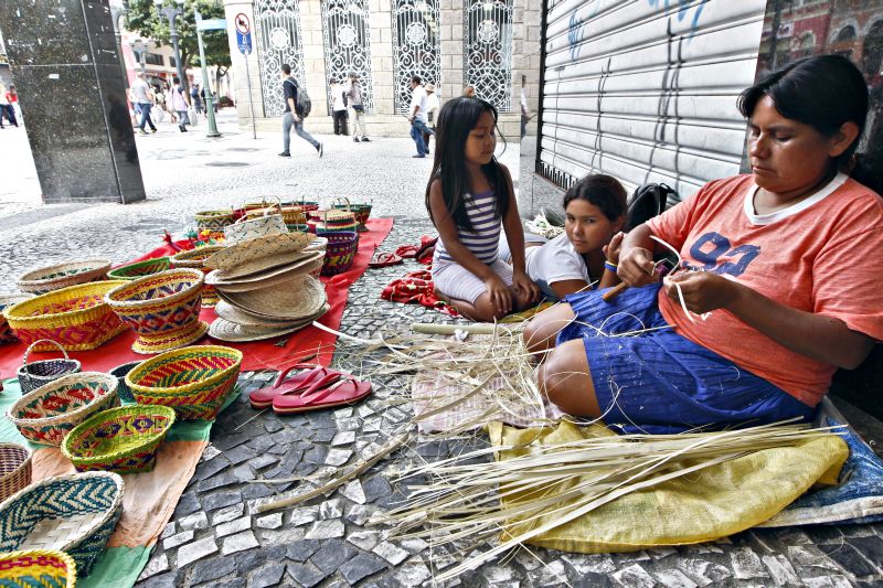 Cacilda e as filhas Michelle e Kelly em seu ponto na Rua XV: viagens a cada 15 dias para a capital | Fotos: Daniel Castellano/ Gazeta do Povo